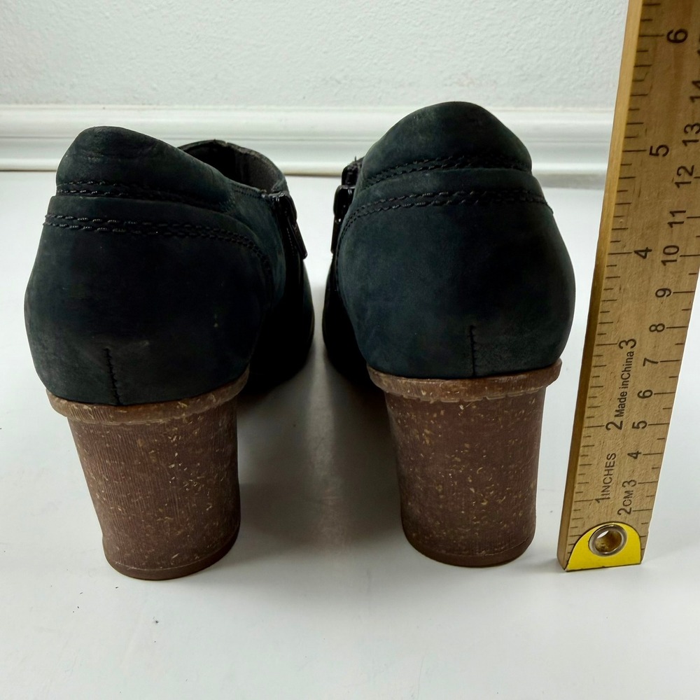 Clarks Womens 10W Black Nubuck Leather Ankle Booties Block Heel Boho Gorpcore - Picture 3 of 8